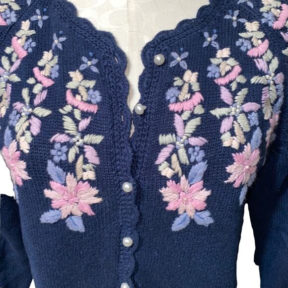 Vintage Chunky Knit embroidered applique sweater scalloped hem pearl buttons - Picture 2 of 6